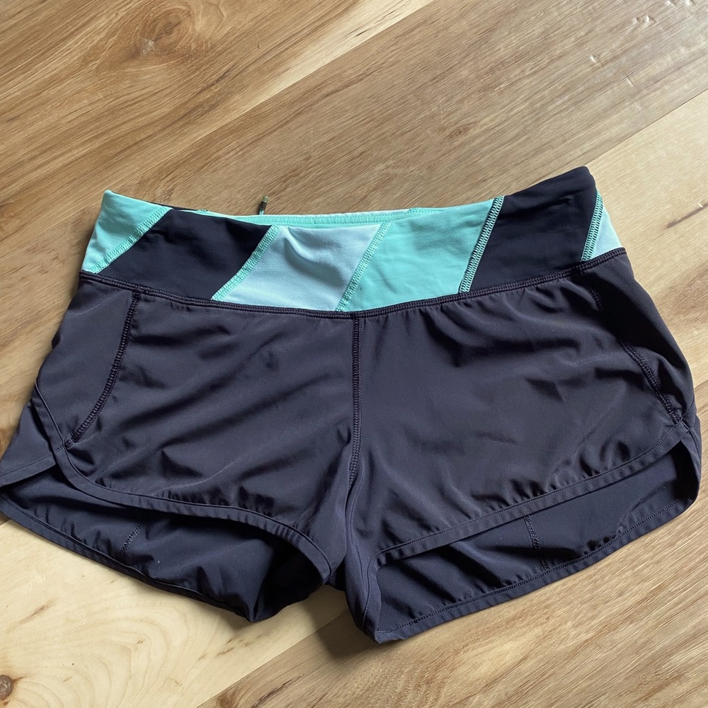 17 -Lululemon Run: Speed Short *4-way Stretch
Black / Su14 Quilt 31